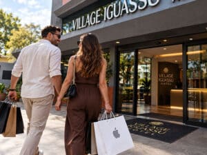 Casal hospedado no Village Iguassu, depois de um dia de compras no Paraguai